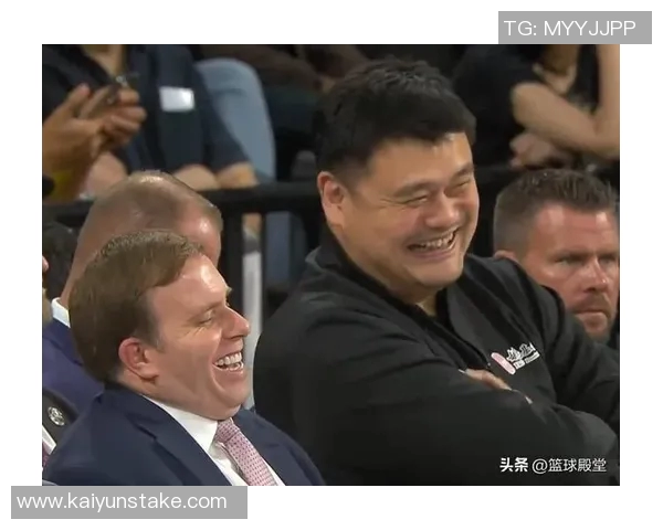 独行侠老板现场观战NBA中国赛女兆日月笑容成经典表情包