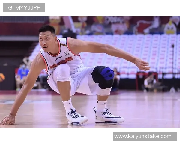 七年前的今天广东男篮球星易建联成功突破CBA万分大关庆祝辉煌成就